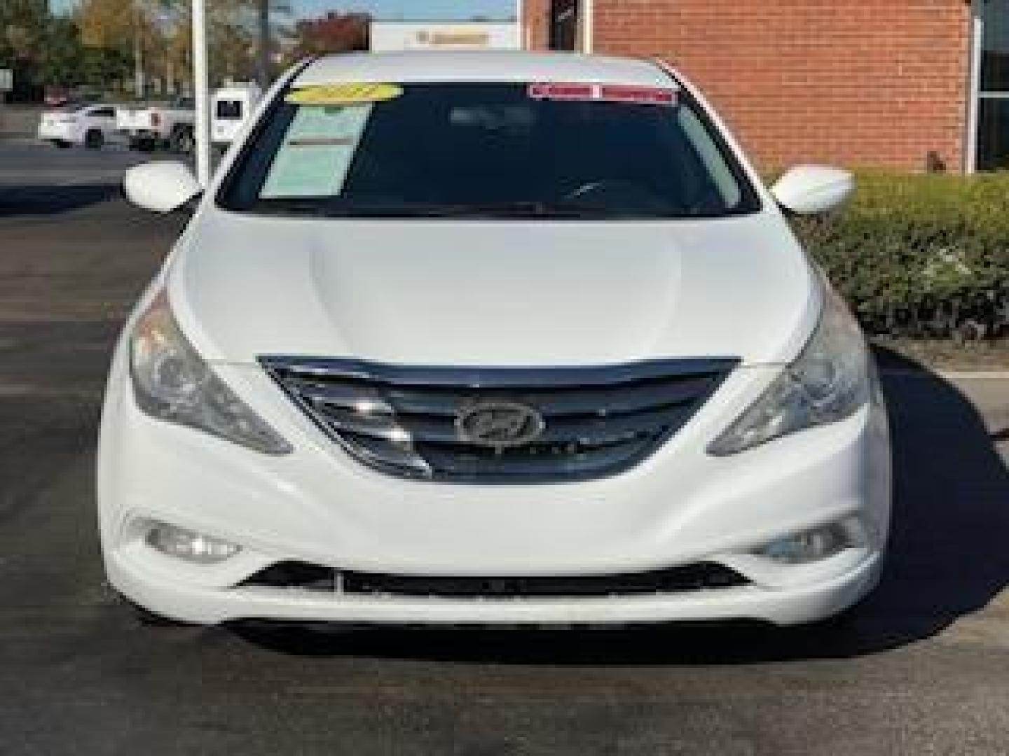 2011 Pearl White Hyundai Sonata SE Auto (5NPEC4AC5BH) with an 2.4L L4 DOHC 16V engine, 6-Speed Automatic transmission, located at 1865 W 2nd St., Xenia, OH, 45385, (937) 372-7777, 39.681259, -83.961945 - Photo#4