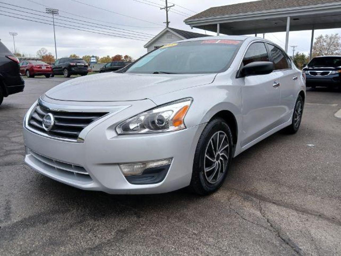 2015 Brilliant Silver Nissan Altima 2.5 (1N4AL3AP8FN) with an 2.5L L4 DOHC 16V engine, Continuously Variable Transmission transmission, located at 1865 W 2nd St., Xenia, OH, 45385, (937) 372-7777, 39.681259, -83.961945 - Photo#1