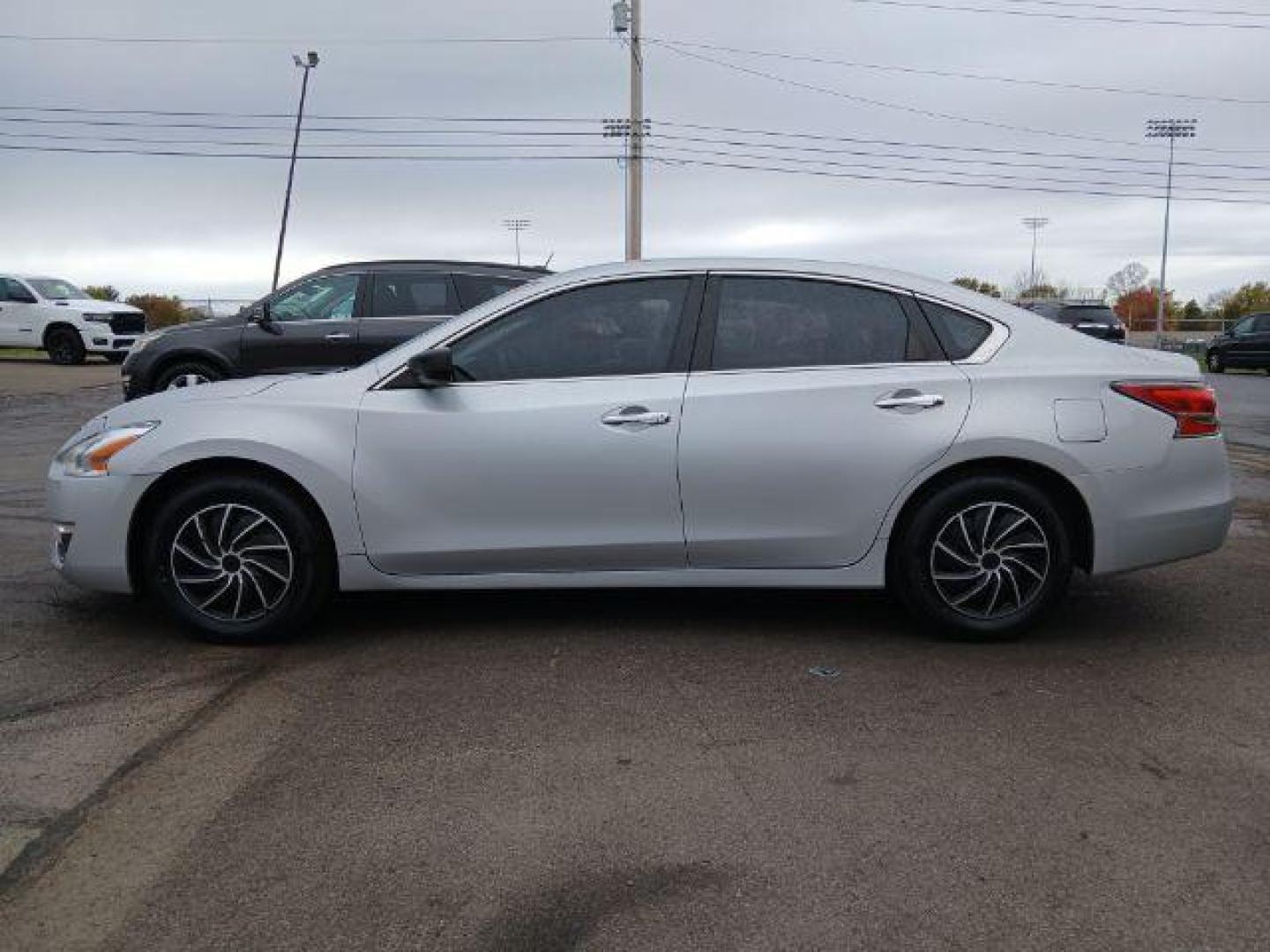 2015 Brilliant Silver Nissan Altima 2.5 (1N4AL3AP8FN) with an 2.5L L4 DOHC 16V engine, Continuously Variable Transmission transmission, located at 1865 W 2nd St., Xenia, OH, 45385, (937) 372-7777, 39.681259, -83.961945 - Photo#2