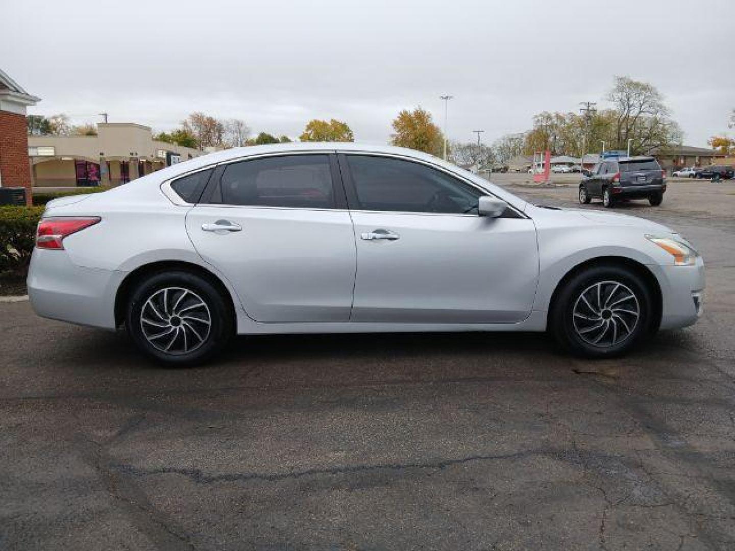 2015 Brilliant Silver Nissan Altima 2.5 (1N4AL3AP8FN) with an 2.5L L4 DOHC 16V engine, Continuously Variable Transmission transmission, located at 1865 W 2nd St., Xenia, OH, 45385, (937) 372-7777, 39.681259, -83.961945 - Photo#3