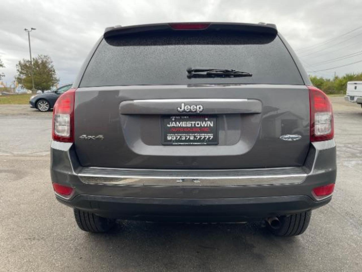 2015 Granite Crystal Metallic Clear Coat Jeep Compass Latitude 4WD (1C4NJDEB3FD) with an 2.4L L4 DOHC 16V engine, 6-Speed Automatic transmission, located at 1865 W 2nd St., Xenia, OH, 45385, (937) 372-7777, 39.681259, -83.961945 - Photo#3