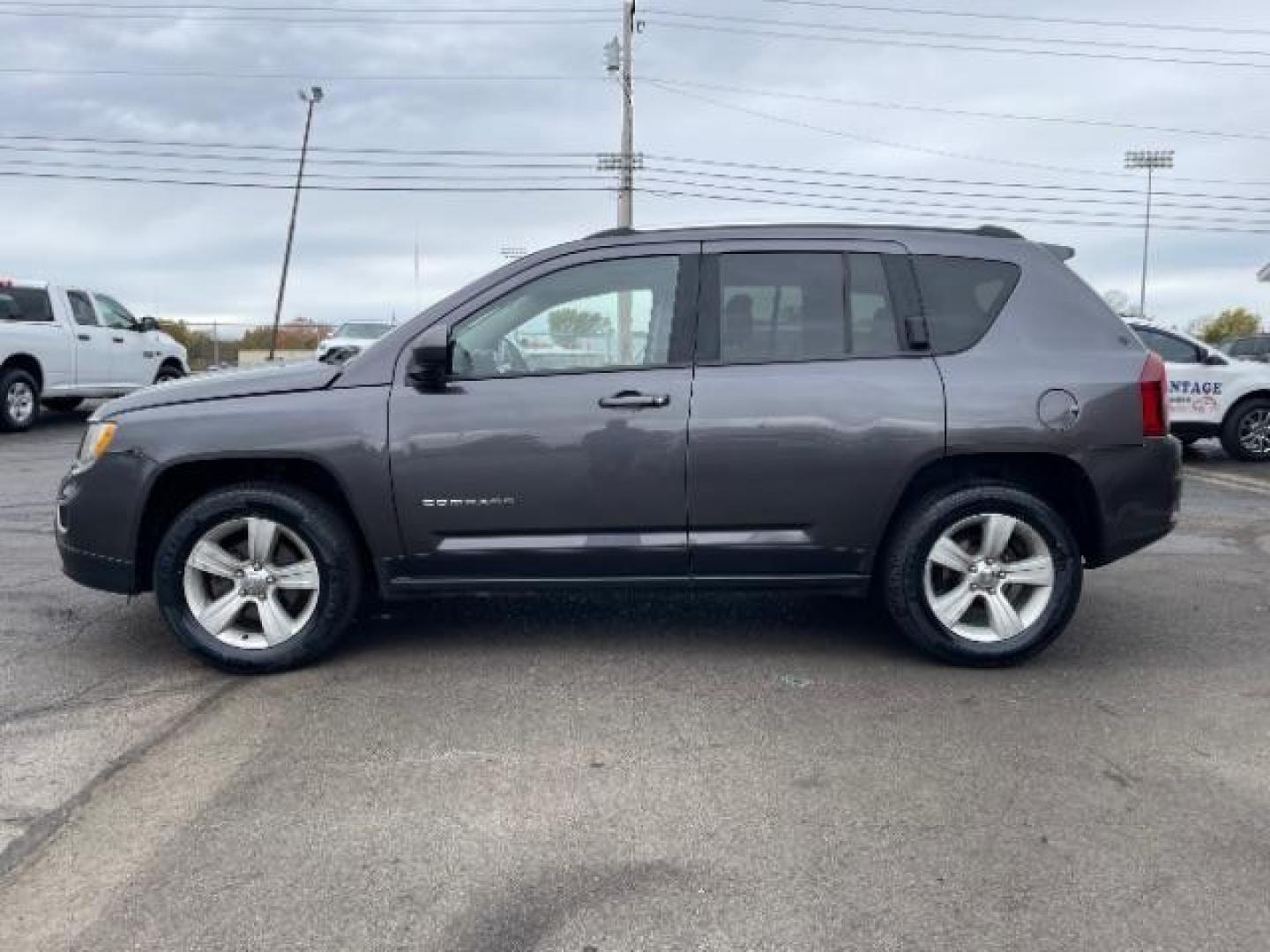 2015 Granite Crystal Metallic Clear Coat Jeep Compass Latitude 4WD (1C4NJDEB3FD) with an 2.4L L4 DOHC 16V engine, 6-Speed Automatic transmission, located at 1865 W 2nd St., Xenia, OH, 45385, (937) 372-7777, 39.681259, -83.961945 - Photo#4