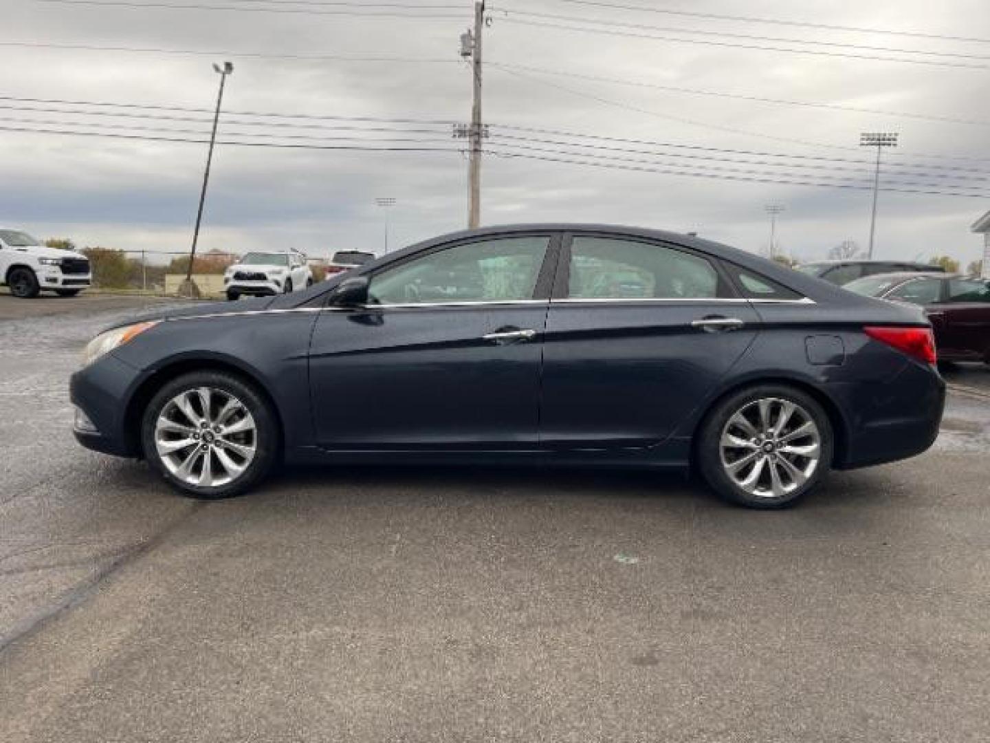 2013 Blue Hyundai Sonata SE Auto (5NPEC4AC3DH) with an 2.4L L4 DOHC 16V engine, 6-Speed Automatic transmission, located at 1865 W 2nd St., Xenia, OH, 45385, (937) 372-7777, 39.681259, -83.961945 - Photo#4