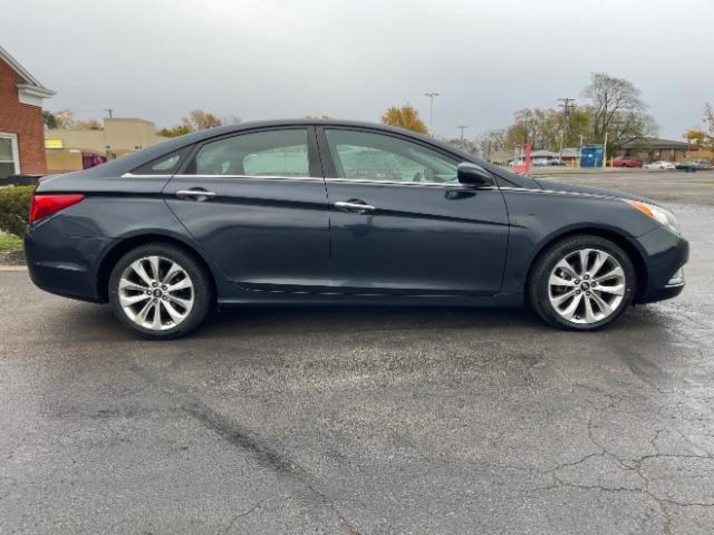 2013 Blue Hyundai Sonata SE Auto (5NPEC4AC3DH) with an 2.4L L4 DOHC 16V engine, 6-Speed Automatic transmission, located at 1865 W 2nd St., Xenia, OH, 45385, (937) 372-7777, 39.681259, -83.961945 - Photo#5