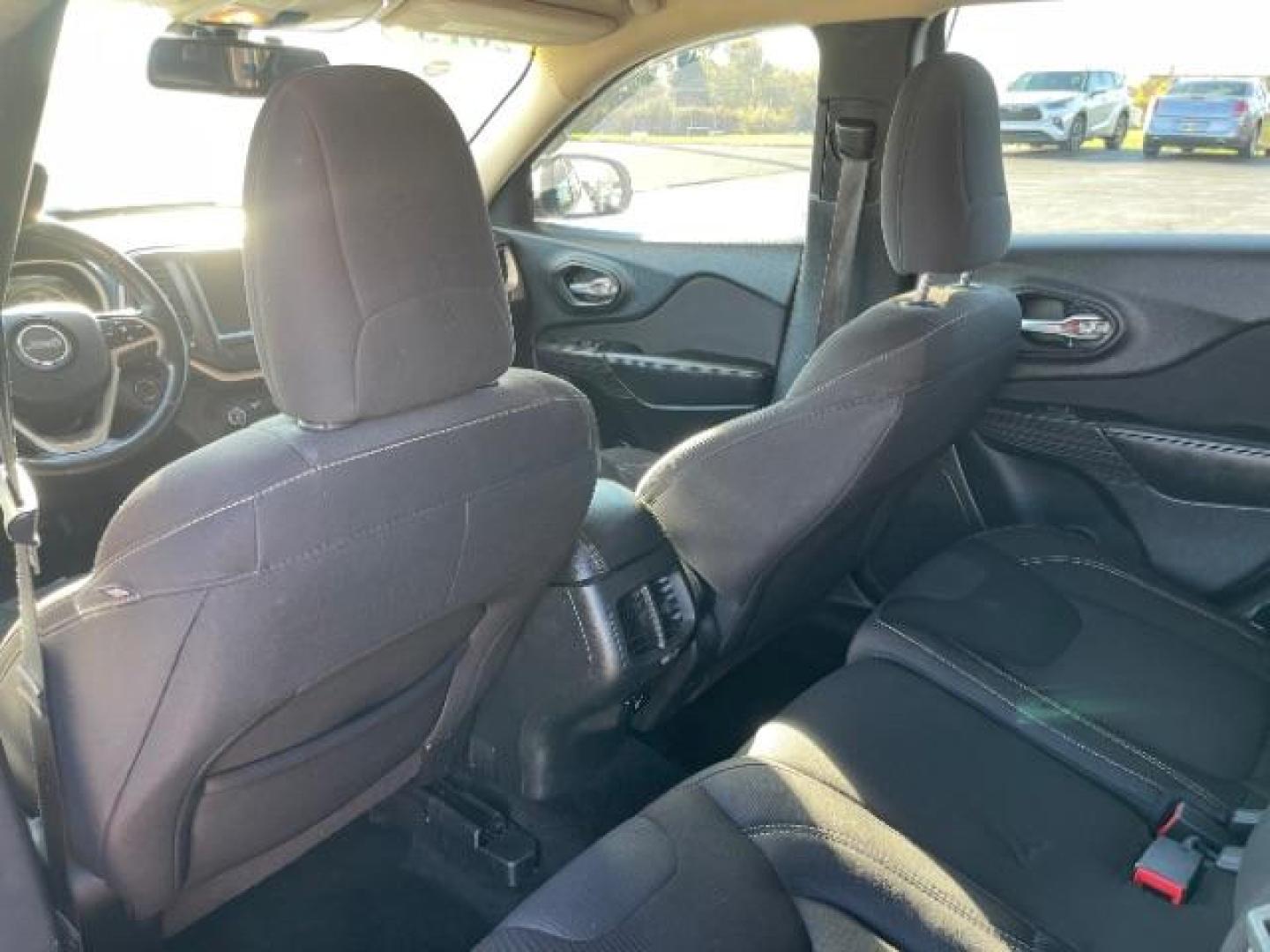 2015 Bright White Clearcoat Jeep Cherokee Latitude FWD (1C4PJLCB5FW) with an 2.4L L4 DOHC 16V engine, 9-Speed Automatic transmission, located at 1865 W 2nd St., Xenia, OH, 45385, (937) 372-7777, 39.681259, -83.961945 - Photo#9