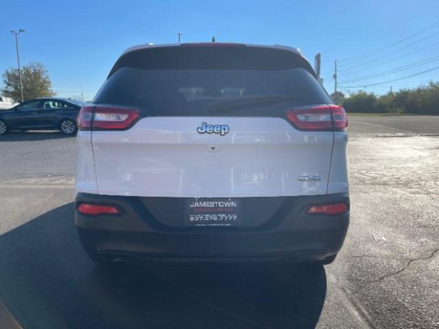 2015 Bright White Clearcoat Jeep Cherokee Latitude FWD (1C4PJLCB5FW) with an 2.4L L4 DOHC 16V engine, 9-Speed Automatic transmission, located at 1865 W 2nd St., Xenia, OH, 45385, (937) 372-7777, 39.681259, -83.961945 - Photo#3