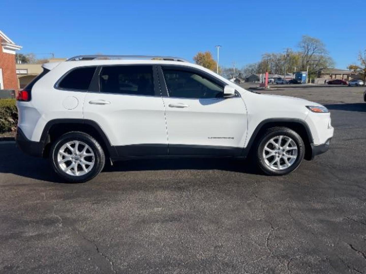 2015 Bright White Clearcoat Jeep Cherokee Latitude FWD (1C4PJLCB5FW) with an 2.4L L4 DOHC 16V engine, 9-Speed Automatic transmission, located at 1865 W 2nd St., Xenia, OH, 45385, (937) 372-7777, 39.681259, -83.961945 - Photo#4