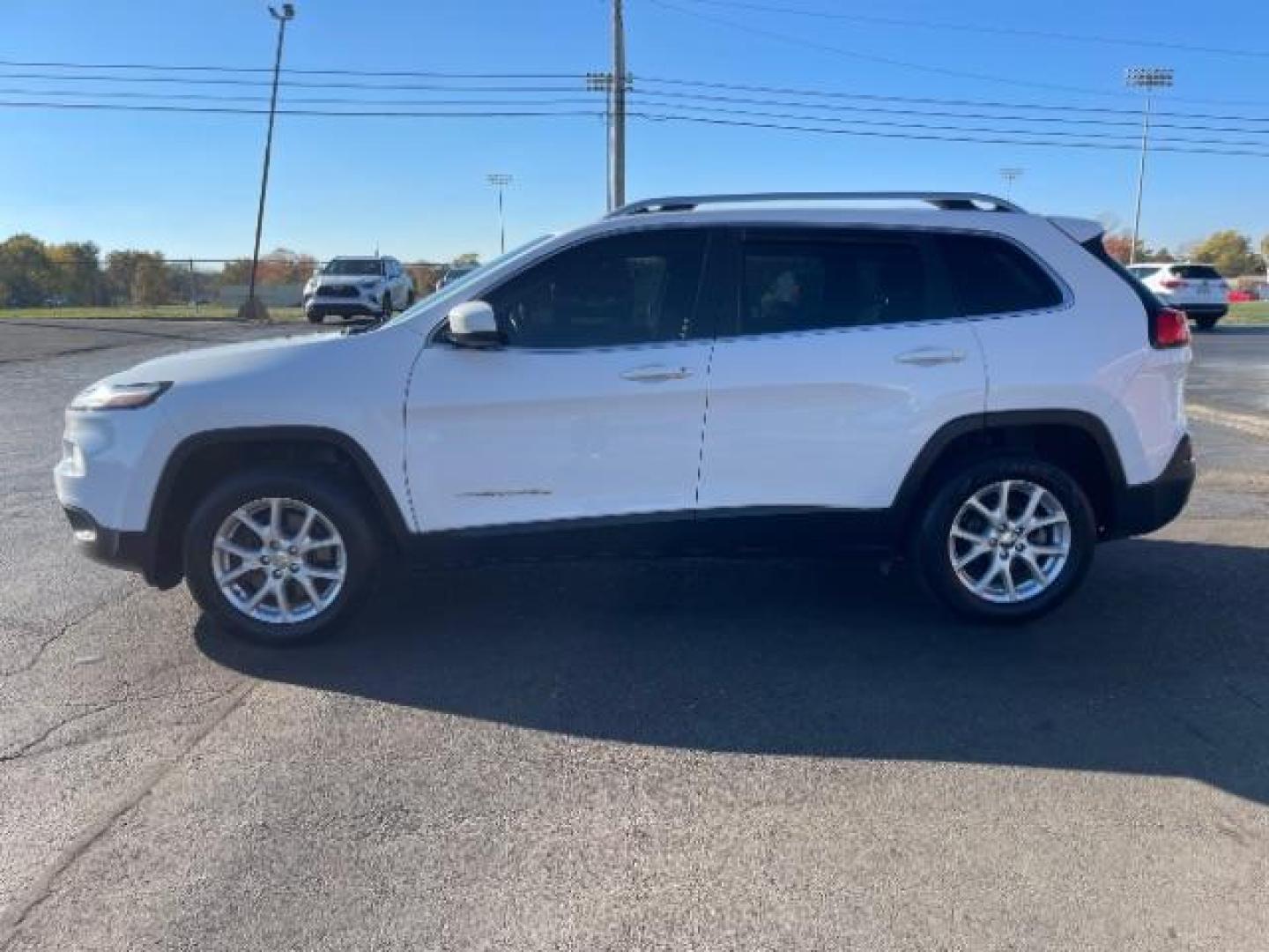 2015 Bright White Clearcoat Jeep Cherokee Latitude FWD (1C4PJLCB5FW) with an 2.4L L4 DOHC 16V engine, 9-Speed Automatic transmission, located at 1865 W 2nd St., Xenia, OH, 45385, (937) 372-7777, 39.681259, -83.961945 - Photo#5