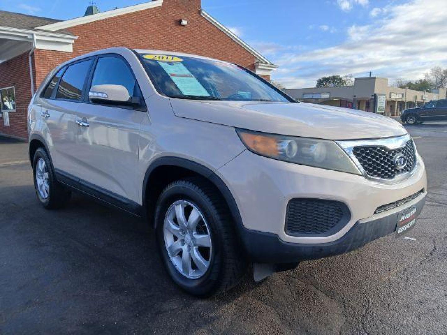 2011 Snow White Pearl Kia Sorento LX 2WD (5XYKT3A14BG) with an 2.4L L4 DOHC 16V engine, 6-Speed Automatic transmission, located at 1865 W 2nd St., Xenia, OH, 45385, (937) 372-7777, 39.681259, -83.961945 - Photo#0