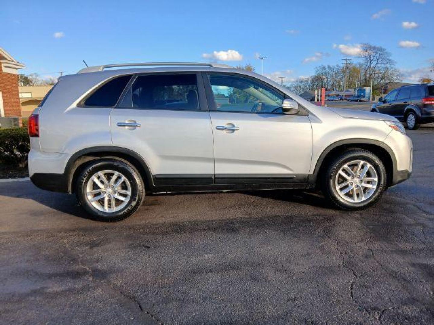 2015 Titanium Silver Kia Sorento LX 2WD (5XYKT4A62FG) with an 2.4L L4 DOHC 16V engine, 6-Speed Automatic transmission, located at 1865 W 2nd St., Xenia, OH, 45385, (937) 372-7777, 39.681259, -83.961945 - Photo#3