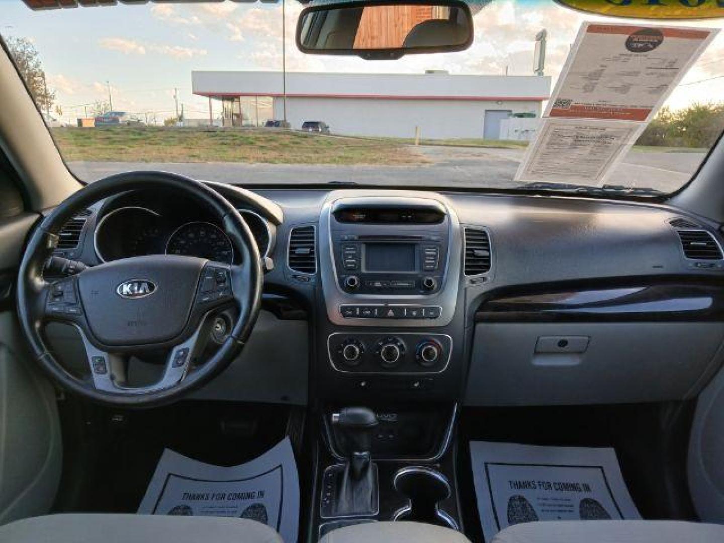 2015 Titanium Silver Kia Sorento LX 2WD (5XYKT4A62FG) with an 2.4L L4 DOHC 16V engine, 6-Speed Automatic transmission, located at 1865 W 2nd St., Xenia, OH, 45385, (937) 372-7777, 39.681259, -83.961945 - Photo#7