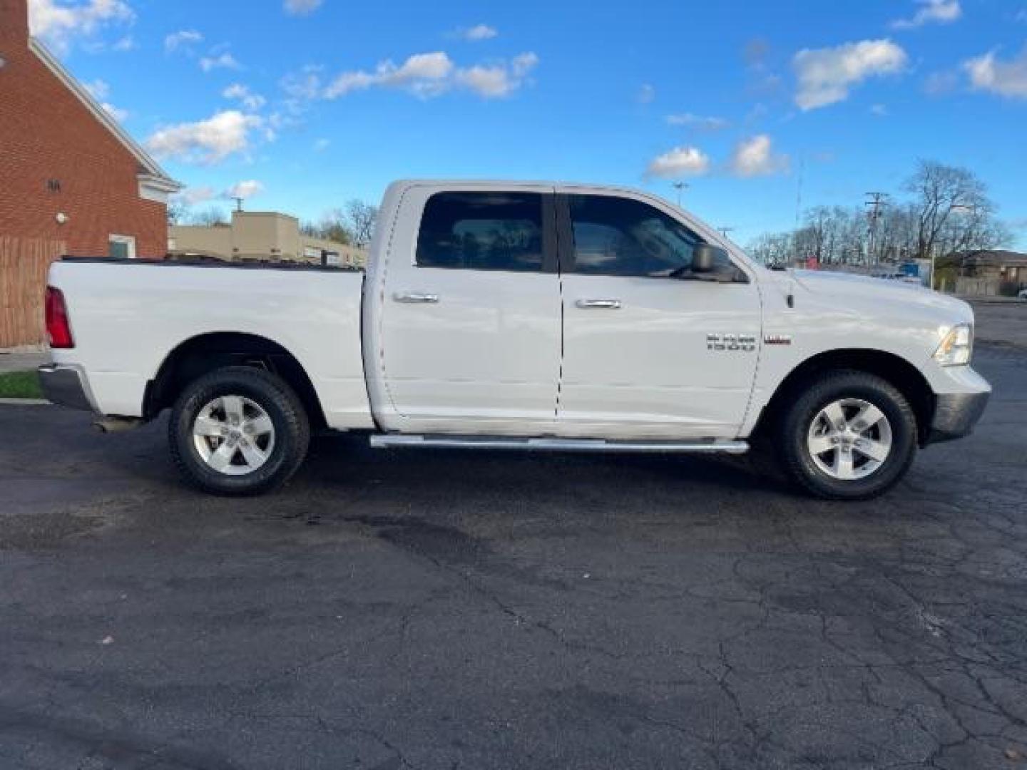 2017 Bright White Clear Coat RAM 1500 SLT Crew Cab SWB 4WD (1C6RR7LT7HS) with an 5.7L V8 OHV 16V engine, 8-Speed Automatic transmission, located at 1865 W 2nd St., Xenia, OH, 45385, (937) 372-7777, 39.681259, -83.961945 - Photo#3